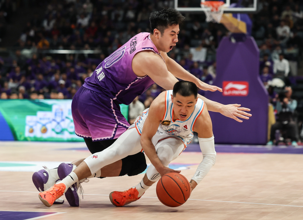 包含转会期CBA季后赛传出新动向，多伦多猛龙完成体检，管理层表态：话题不断，资深球员宣示担当的词条